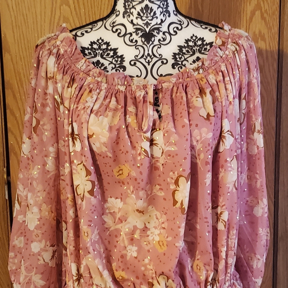 Super cute floral blouse